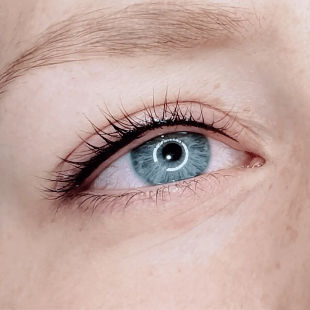 Primer plano mujer línea superior hechas por kimberly cala en bucaramanga